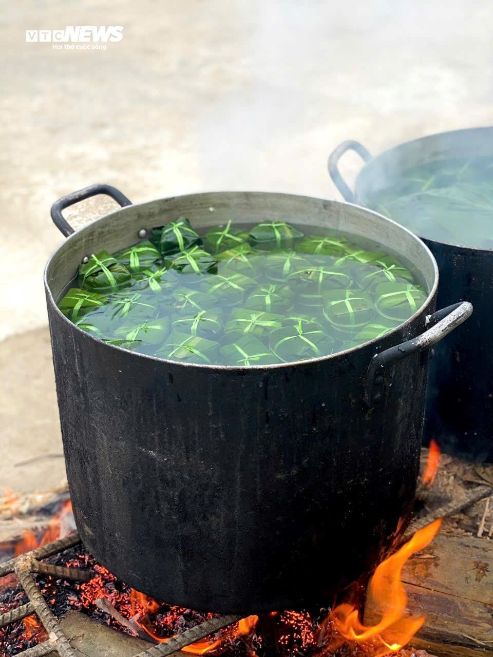 Cùng nhau nấu cơm, gói bánh cứu trợ bà con vùng lũ Nghệ An - 10