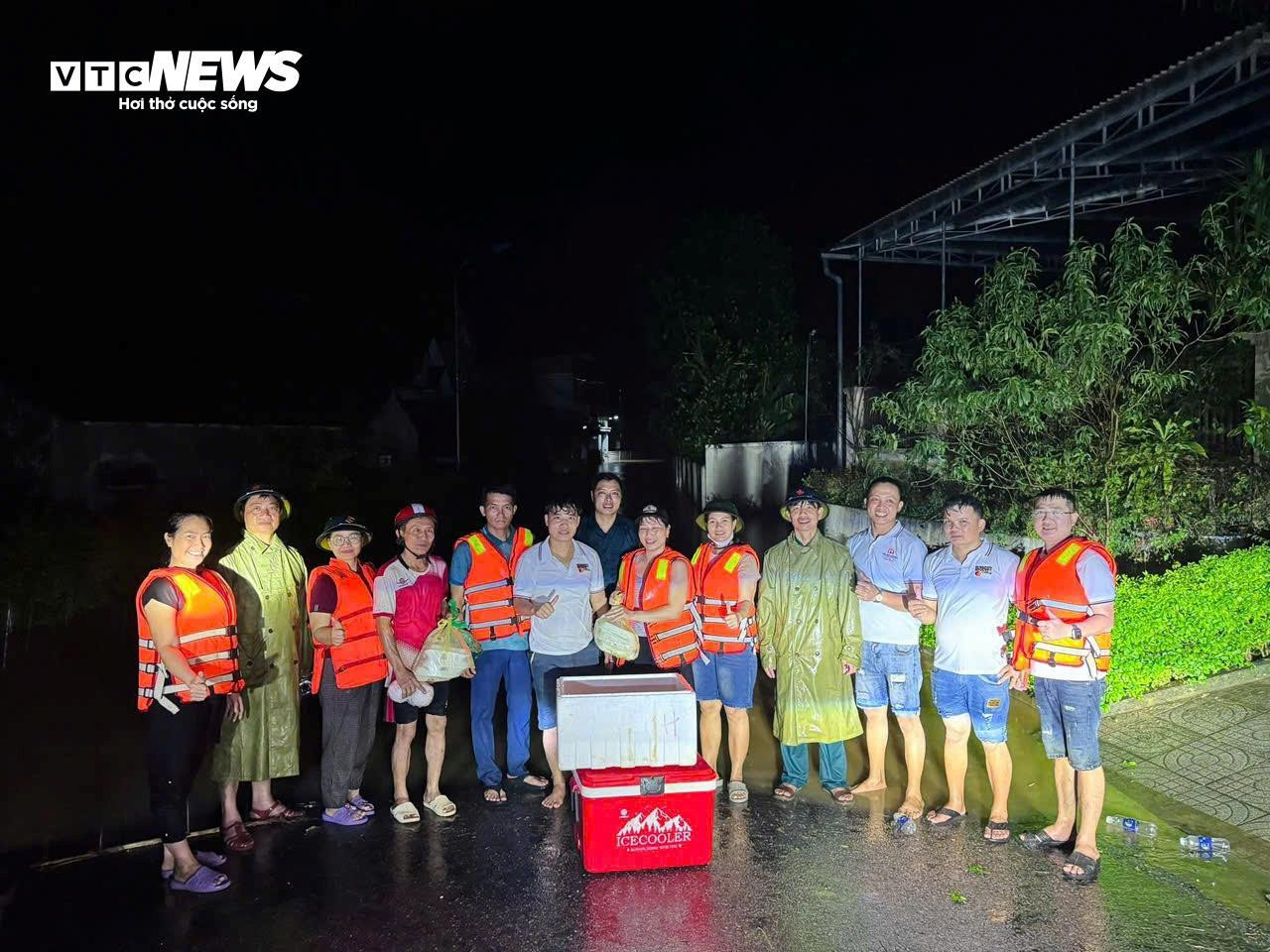 Cùng nhau nấu cơm, gói bánh cứu trợ bà con vùng lũ Nghệ An - 13