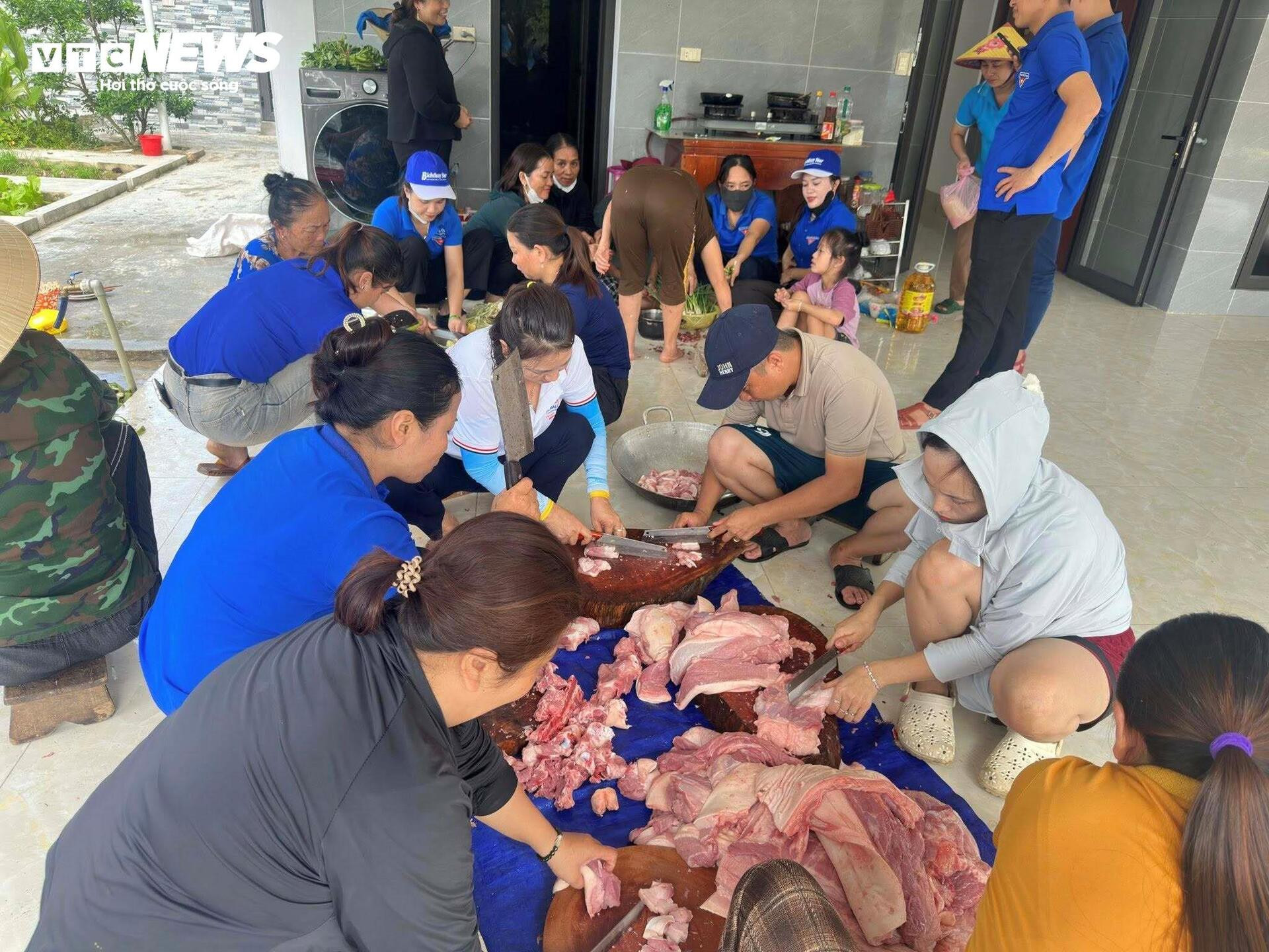 Cùng nhau nấu cơm, gói bánh cứu trợ bà con vùng lũ Nghệ An - 5