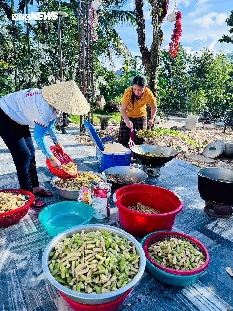 Cùng nhau nấu cơm, gói bánh cứu trợ bà con vùng lũ Nghệ An - 8