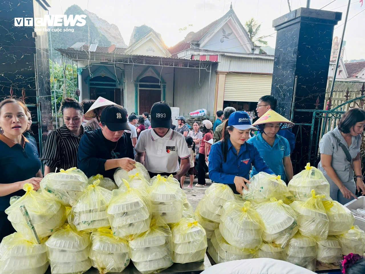 Cùng nhau nấu cơm, gói bánh cứu trợ bà con vùng lũ Nghệ An - 12