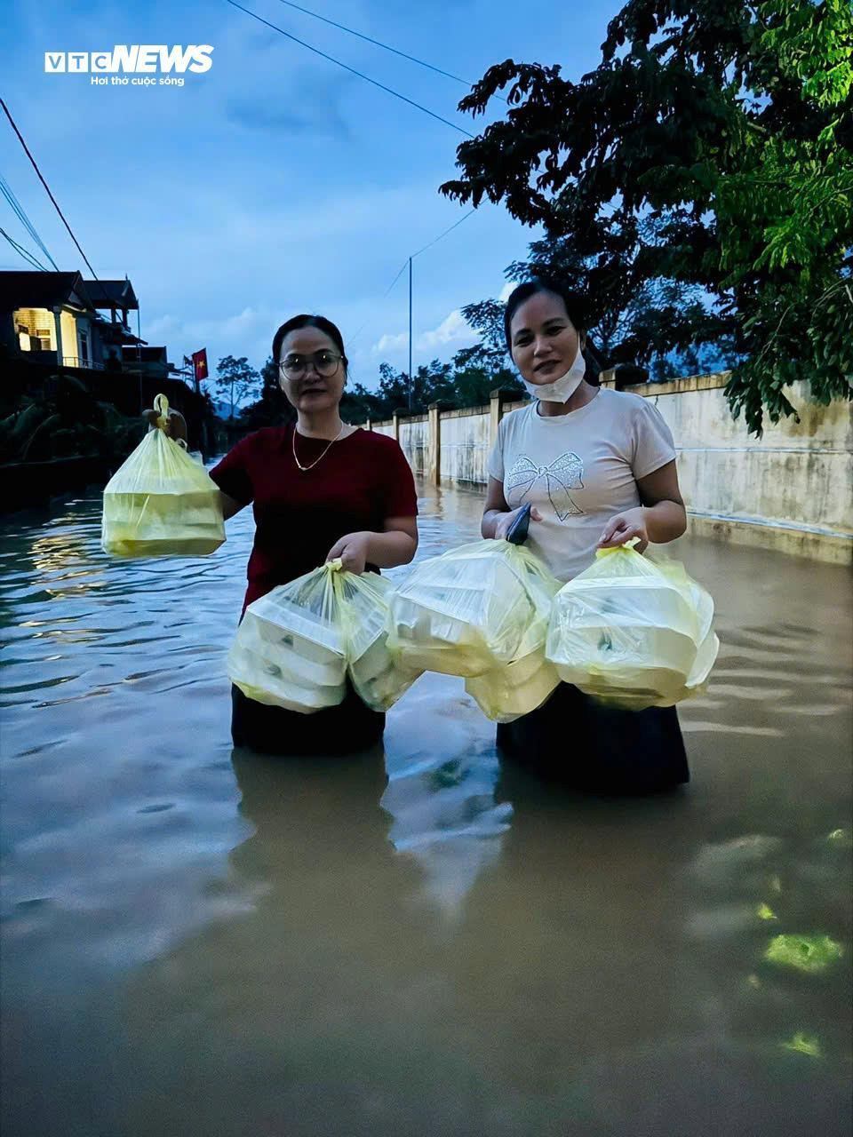 Cùng nhau nấu cơm, gói bánh cứu trợ bà con vùng lũ Nghệ An - 15