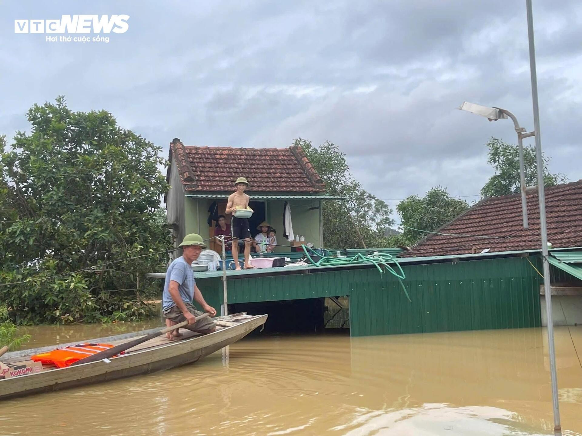 Cùng nhau nấu cơm, gói bánh cứu trợ bà con vùng lũ Nghệ An - 20