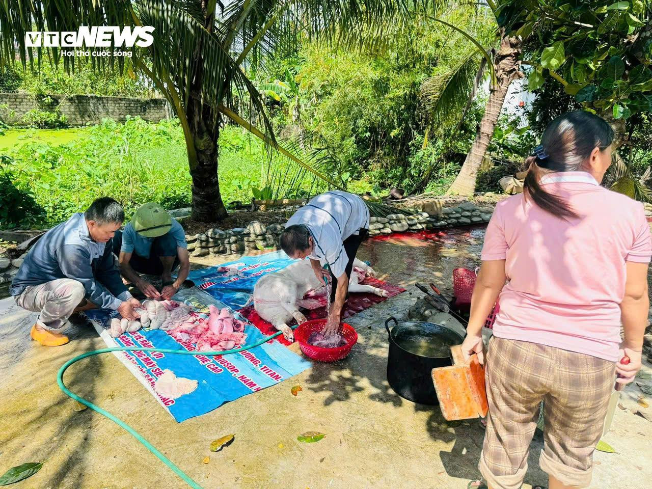 Cùng nhau nấu cơm, gói bánh cứu trợ bà con vùng lũ Nghệ An - 3