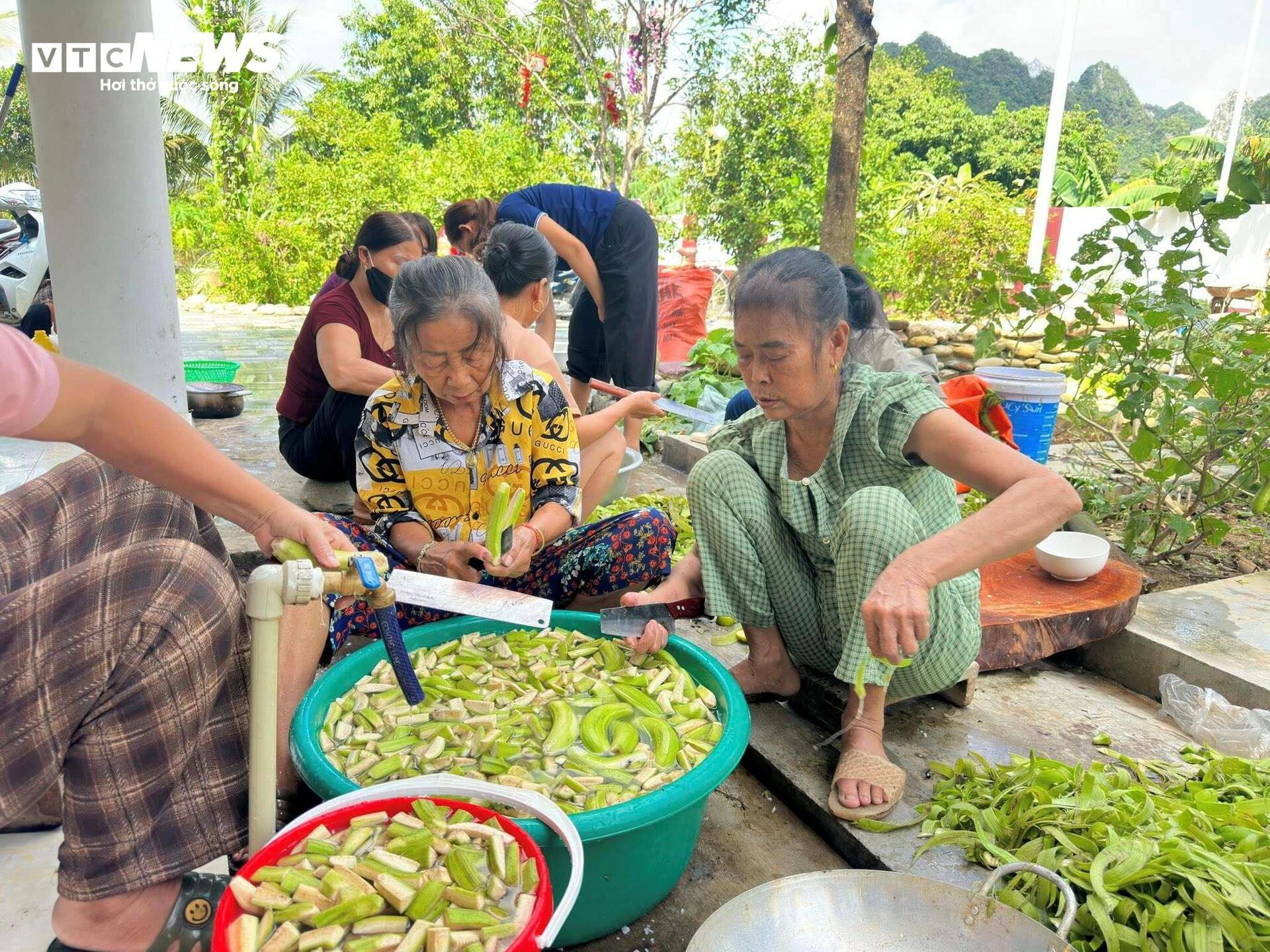 Cùng nhau nấu cơm, gói bánh cứu trợ bà con vùng lũ Nghệ An - 6