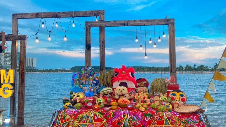 Giữa không gian biển Đồ Sơn lộng gió, mâm cỗ Trung thu được bày biện trang trọng với bánh nướng, bánh dẻo, trái cây và đèn ông sao đủ sắc màu. (Ảnh: Sữa hạt từ tâm)