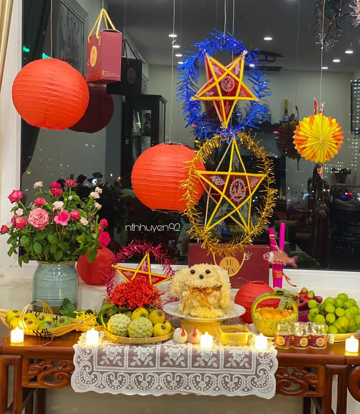 Mâm cỗ trông trăng này có chó bưởi, giỏ dưa, cùng ngôi sao đèn lồng được trang trí đơn giản mà đẹp.