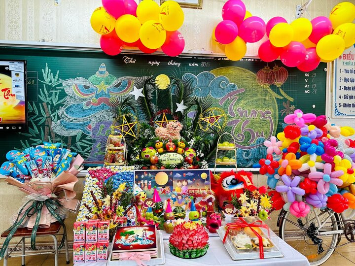 Mâm cỗ Trung thu rực rỡ sắc màu do các phụ huynh khéo léo trang trí, bày biện ngay tại lớp học, mang đến cho các em nhỏ không gian vui tươi và đầy ắp không khí sum vầy. (Ảnh: Nguyễn Lan Anh)
