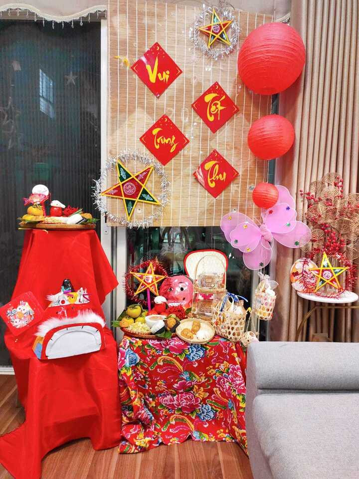 Trang trí góc Trung thu cầu kỳ với đủ loại đồ chơi, cùng mâm cỗ đầy đủ bánh trái để các con thỏa thích vui chơi, cả gia đình cùng quây quần chờ trăng lên. (Ảnh: Hàn Hương Thùy)