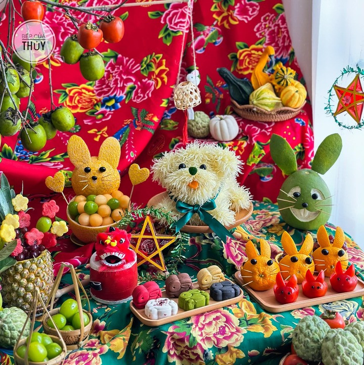 Chủ đề của mâm cỗ Trung thu này là những chú thỏ xinh, cả đàn thỏ được cắt tỉa bằng trái cây cầu kỳ đang