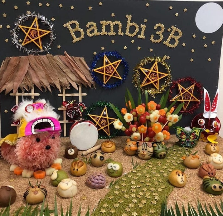 Mâm cỗ Trung thu lạ mắt với chủ đề những con thú trông trăng.