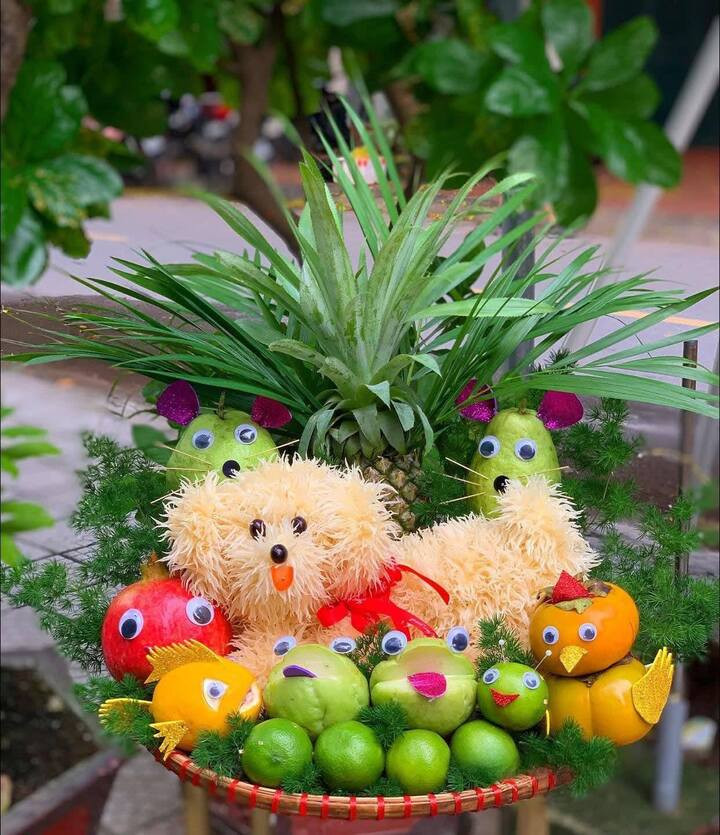 Mâm cỗ Trung Thu đơn giản hơn với chó bưởi, các loại trái cây được cắt tỉa hình thú. (Ảnh: Thu Huong Vu)