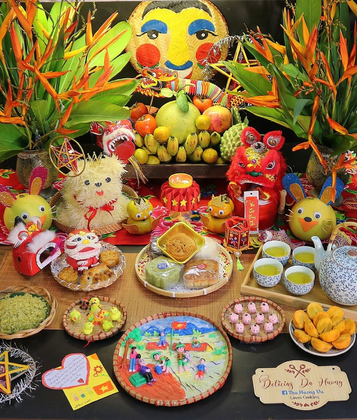 Mâm cỗ Trung thu truyền thống được bày biện cầu kỳ với với đầy đủ bánh nướng, bánh dẻo và trái cây ngũ sắc. Điểm nhấn là chú chó bằng bưởi – hình ảnh quen thuộc trong đêm trăng rằm. (Ảnh: Thu Huong Vu)