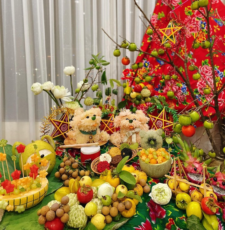 Mâm cỗ Trung thu sặc sỡ với đủ loại trái cây, sự kết hợp hài hòa giữa trái cây dân dã và cách bày trí sáng tạo mang đến vẻ đẹp gần gũi. (Ảnh: Cao Thanh Thủy)