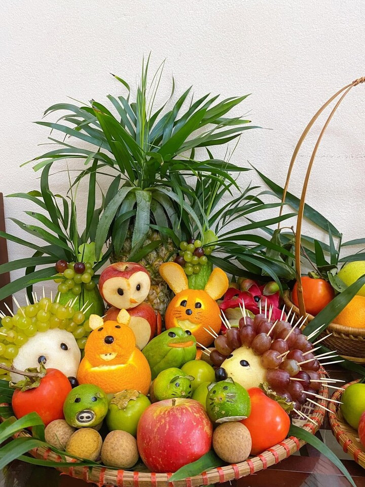 Cắt tỉa trái cây bày mâm cỗ Trung thu là cách được rất nhiều người ưa chuộng. (Ảnh: Ngô Nhật Lệ)