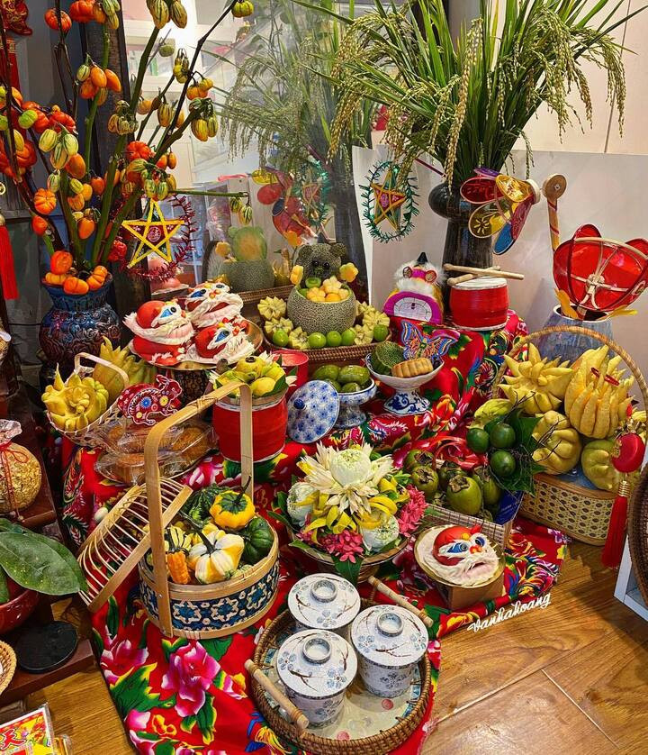 Mâm cỗ Trung thu được bày biện cầu kỳ với các loại trái cây được cắt tỉa, sắp xếp khéo léo. Điểm nhấn là bình lúa đang sắp đến độ chín. (Ảnh: Vân Hà Hoàng)