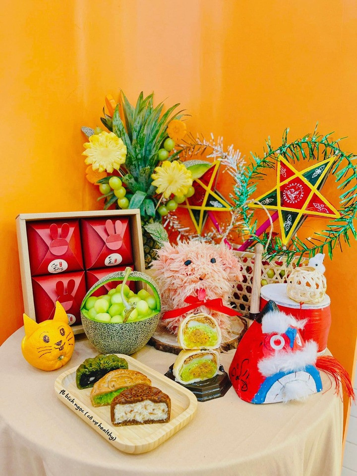 Cách trang trí mâm cỗ Trung thu đơn giản nhưng vẫn đầy đủ các món truyền thống và hiện đại. (Ảnh: Bích Ngọc)