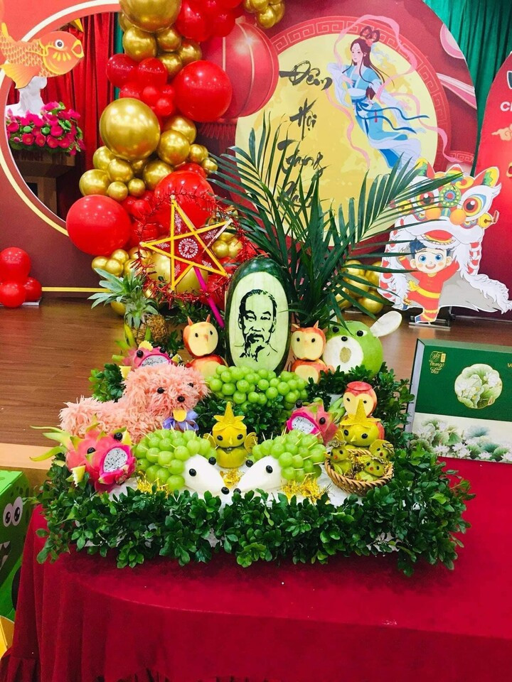 Mâm cỗ Trung thu được các cô giáo chuẩn bị tại lớp học, với điểm nhấn là quả dưa hấu khắc chân dung Bác Hồ đầy thân thương mà trang trọng, kết hợp cùng nhiều loại trái cây khác. (Ảnh: Thu Huong Vu)