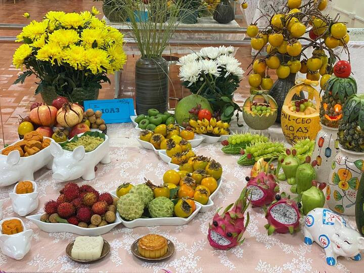 Với rất nhiều loại trái cây, mâm cỗ Trung thu này được bày biện theo hình bản đồ Việt Nam. (Ảnh: Nguyễn Ngọc Xuân)