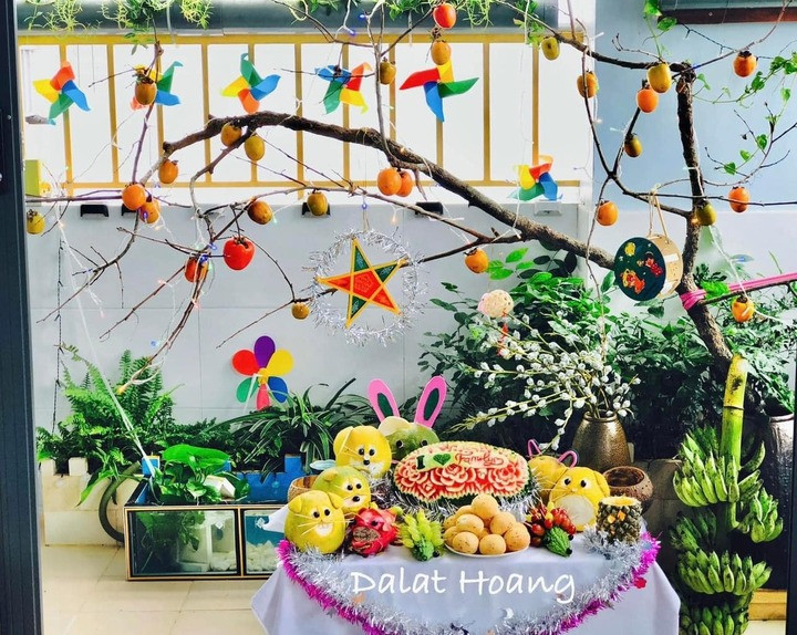 Một góc Trung thu đong đầy kỷ niệm tuổi thơ qua cách bày mâm cỗ ấm áp, gần gũi. (Ảnh: Dalat Hoang)