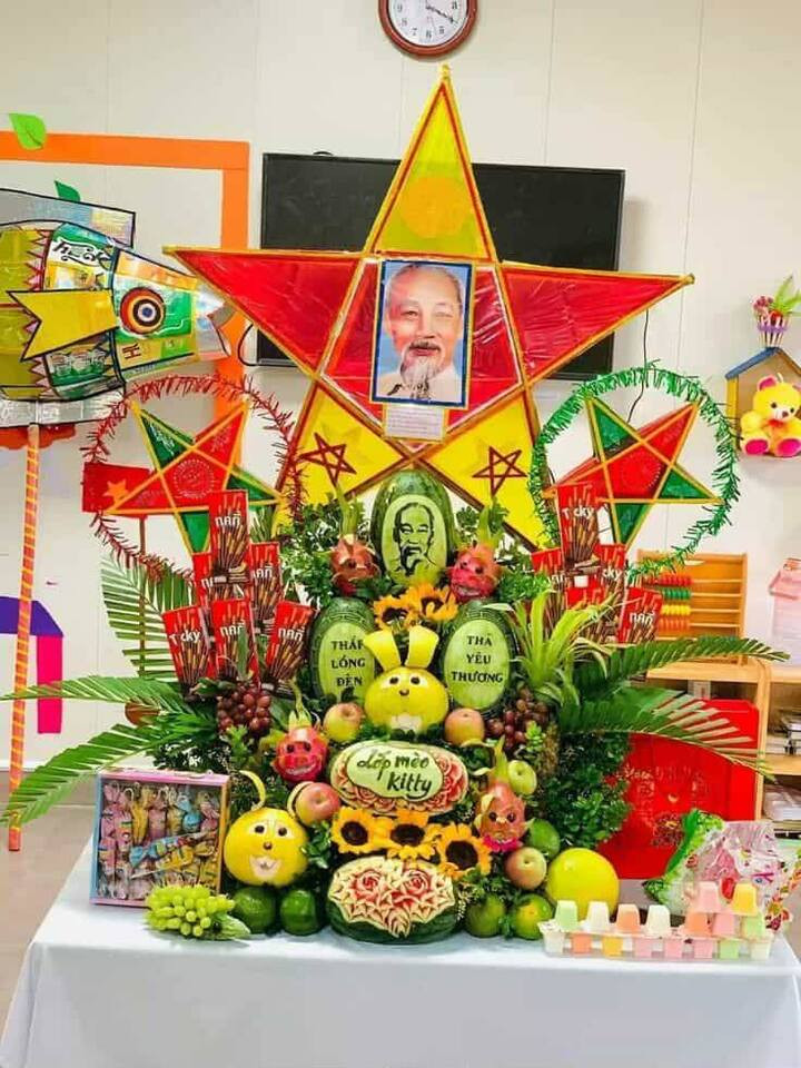 Việc bày cỗ giúp các bé có không gian vui vẻ, được trải nghiệm và hiểu thêm về ý nghĩa của ngày Tết Trung thu. (Ảnh: Thu Huong Vu)