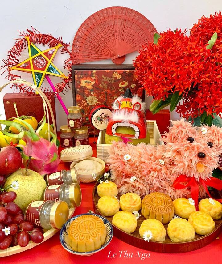 Mâm cỗ Trung Thu với những chiếc bánh dứa và cún bưởi do mẹ đảm tự tay làm. (Ảnh: Lê Thu Nga)
