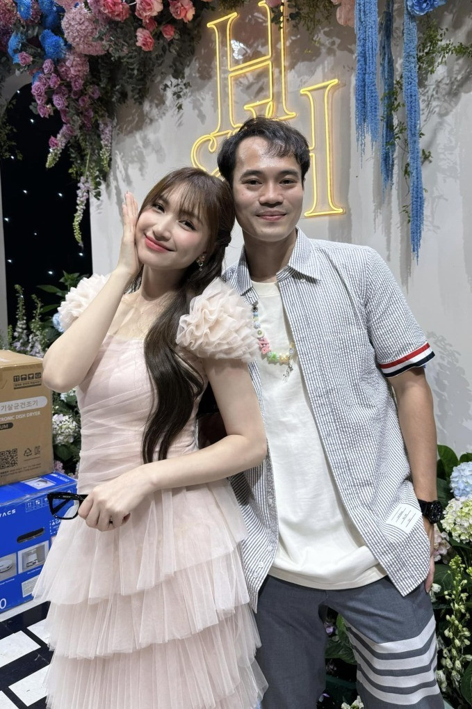 Hòa Minzy nhắn tin xin số tài khoản để trả nợ phản ứng tức giận của Văn Toàn gây xôn xao MXH