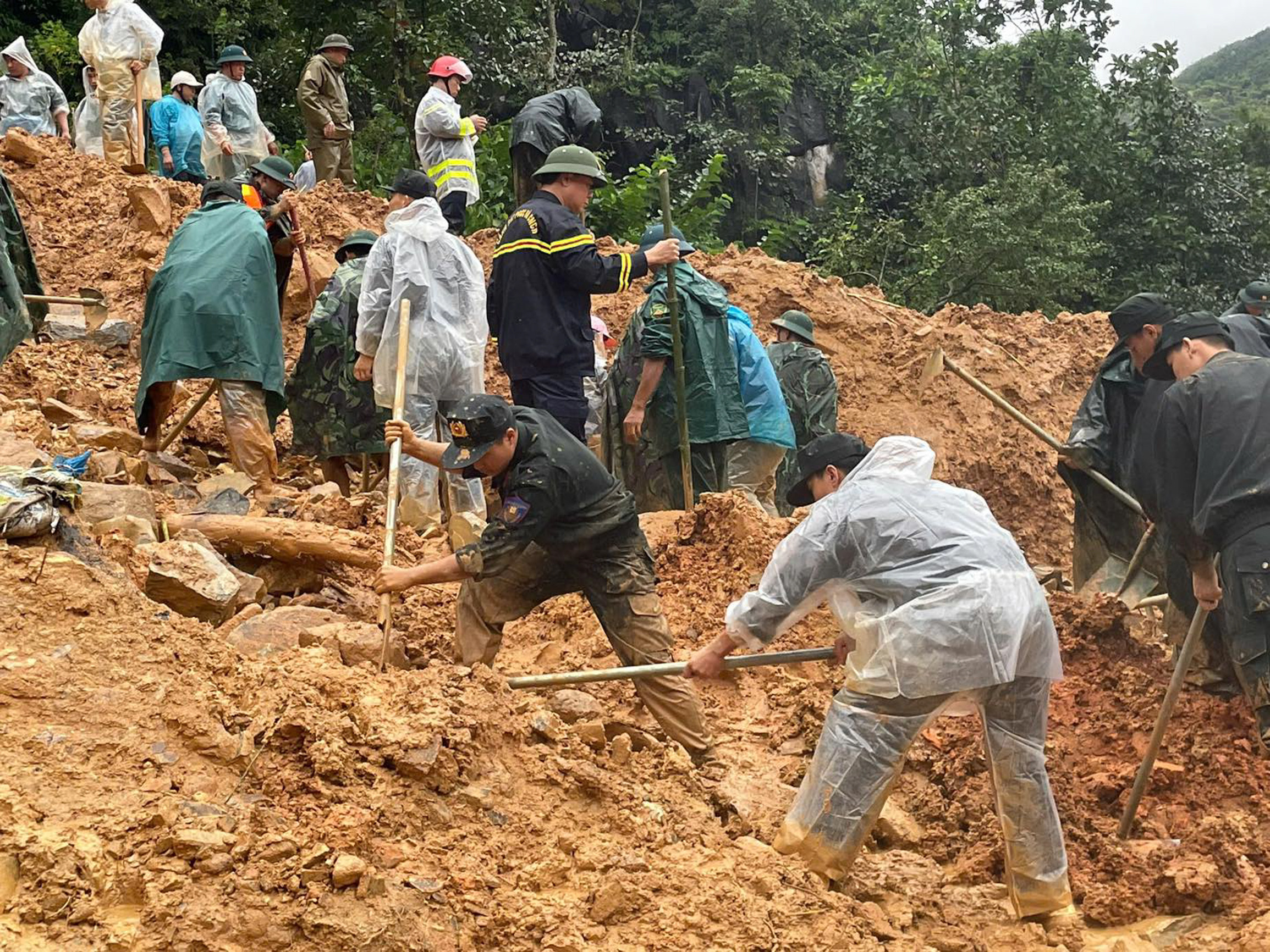 Huy động hơn 200 người và chó nghiệp vụ tìm 4 nạn nhân sạt lở ở Tuyên Quang