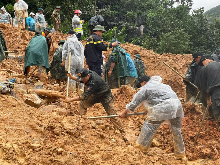 Lực lượng chức năng tìm kiếm người mất tích.