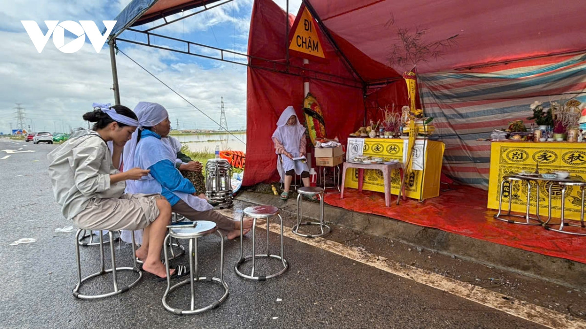 me oi, con oi hay ve di tieng khoc nghen giua vung lu nong cong hinh anh 2
