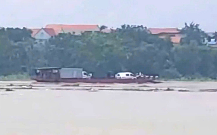 Bất chấp nước lũ đổ về cuồn cuộn, chủ bến phà tại xã Mễ Sở, tỉnh Hưng Yên vẫn vận hành phà chở khách qua sông Hồng.