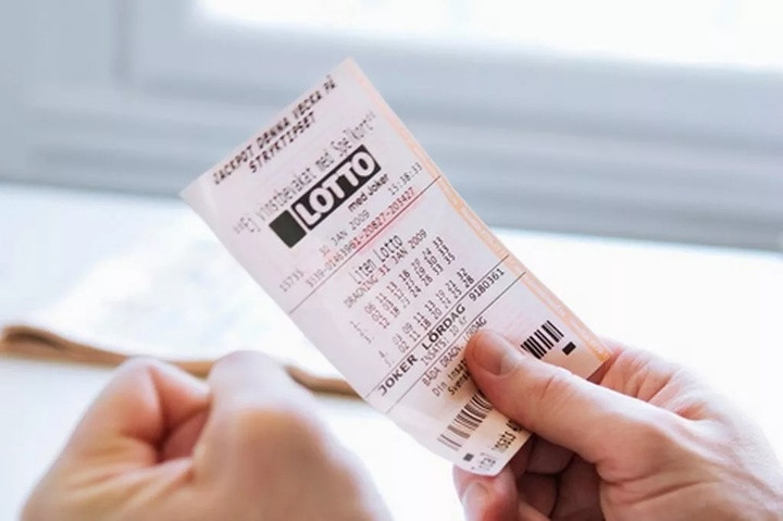 Người đàn ông tìm thấy tờ vé số trúng 474 tỷ đồng bị bỏ quên trong áo suốt 6 tháng. (Ảnh: Getty Images/Maskot)