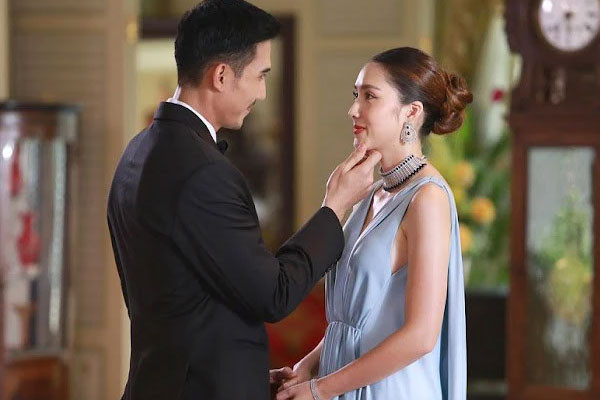 Trót ngã vào lưới tình với sếp nữ hơn 10 tuổi tôi rút chân không nổi