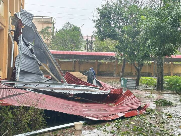 Trường học ở Nghệ An hoang tàn sau bão, thầy cô bơi thuyền đến trường - 4