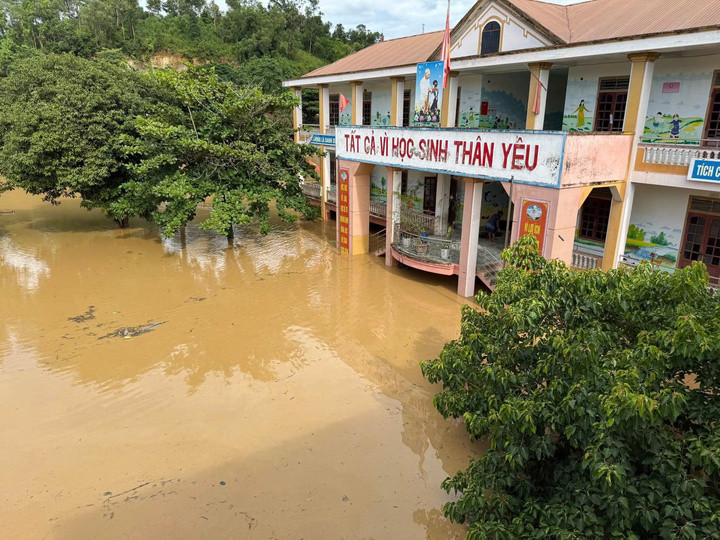 Trường Tiểu học Cao Sơn (xã Cao Sơn) vẫn chìm trong biển nước. Sân trường ngập sâu, nước vàng đục dâng lên gần sát hiên tầng một. Nhiều phòng học bị nước tràn vào, không thể sử dụng.