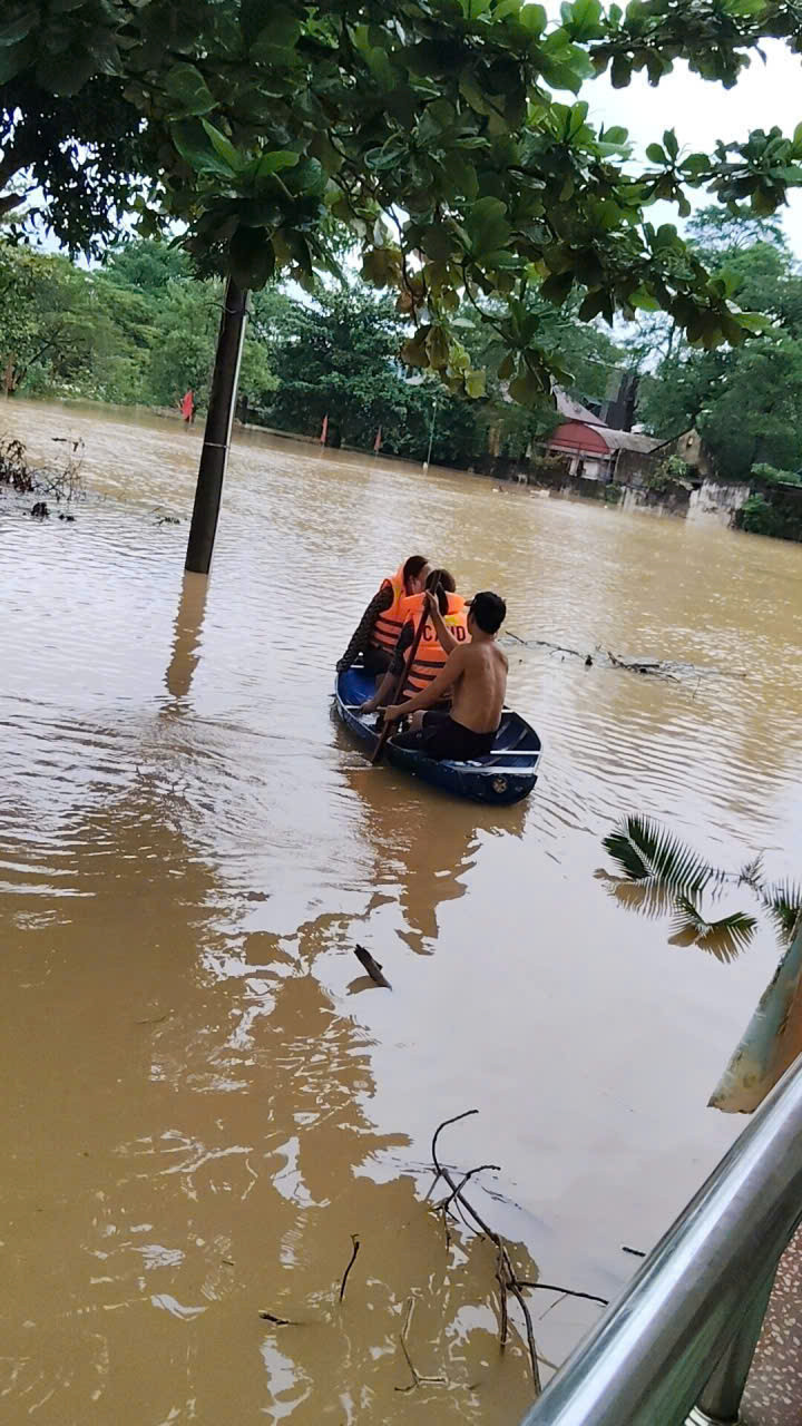 Mực nước dâng cao làm ngập toàn bộ đường đi. Các thầy cô phải mặc áo phao, di chuyển vào trường bằng thuyền. Cô Nguyễn Thị Hoàng (giáo viên chủ nhiệm lớp 1A) nghẹn ngào: