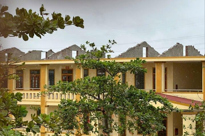 Tại xã Đô Lương, trường Tiểu học Đà Sơn bị tốc mái một nửa dãy phòng học, nước ngập, nhiều cây cối gãy đổ. Hiệu trưởng Phan Bá Đồng cho biết, chỉ trong hơn một tháng, trường hứng chịu 2 trận bão lớn.
