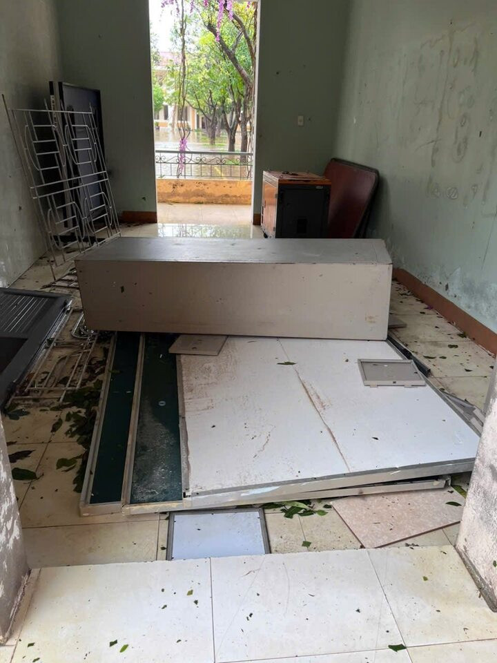 Trường THCS Nghi Tân phải áp dụng mô hình “vừa học, vừa sửa” để không gián đoạn chương trình. Một số lớp được bố trí học tạm tại phòng thực hành. Riêng với môn Tin học, do máy tính hư hỏng nên học sinh chỉ học lý thuyết.