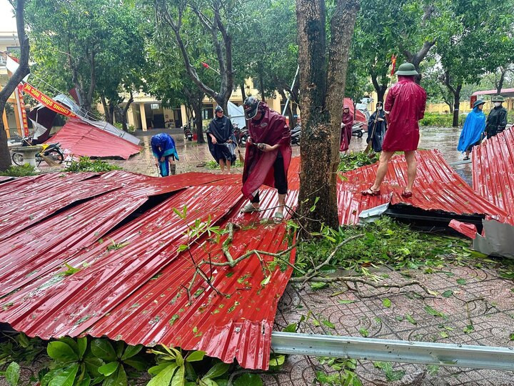 Trường học ở Nghệ An hoang tàn sau bão, thầy cô bơi thuyền đến trường - 3