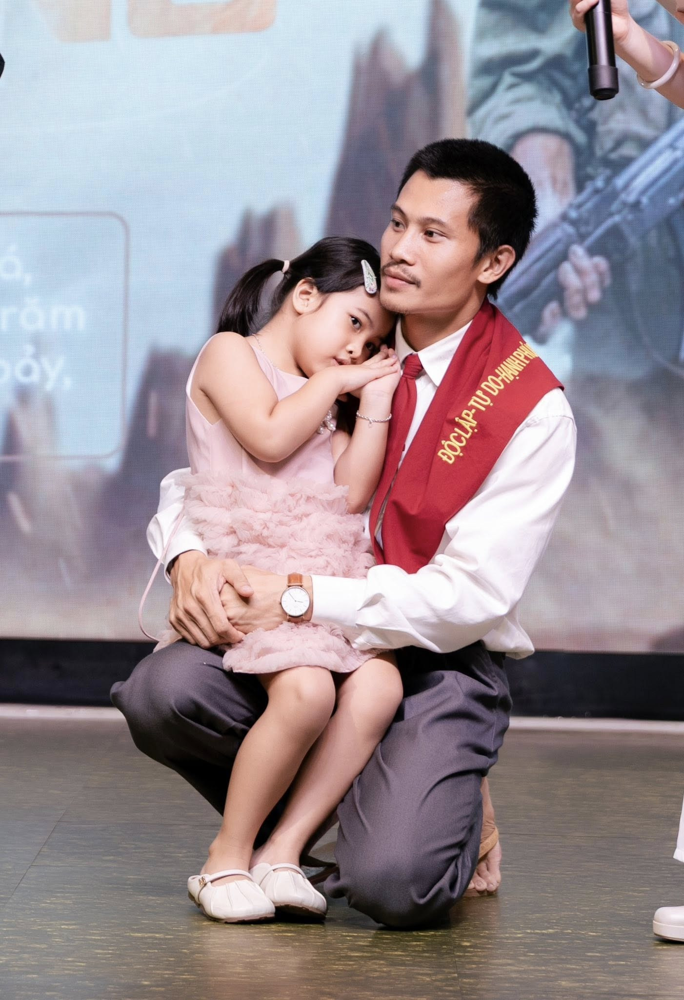 Vợ đời thực của Tạ (Phương Nam) 'Mưa đỏ' hướng chồng đến điều tích cực, san sẻ mọi khó khăn - Ảnh 2.