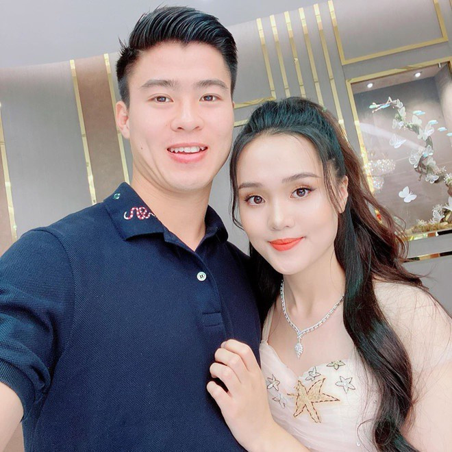 Vợ Đỗ Duy Mạnh để mặt mộc ăn mặc xuề xòa trong tiệc sinh nhật chồng