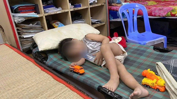 Bé trai tại trụ sở Công an phường Nha Trang.