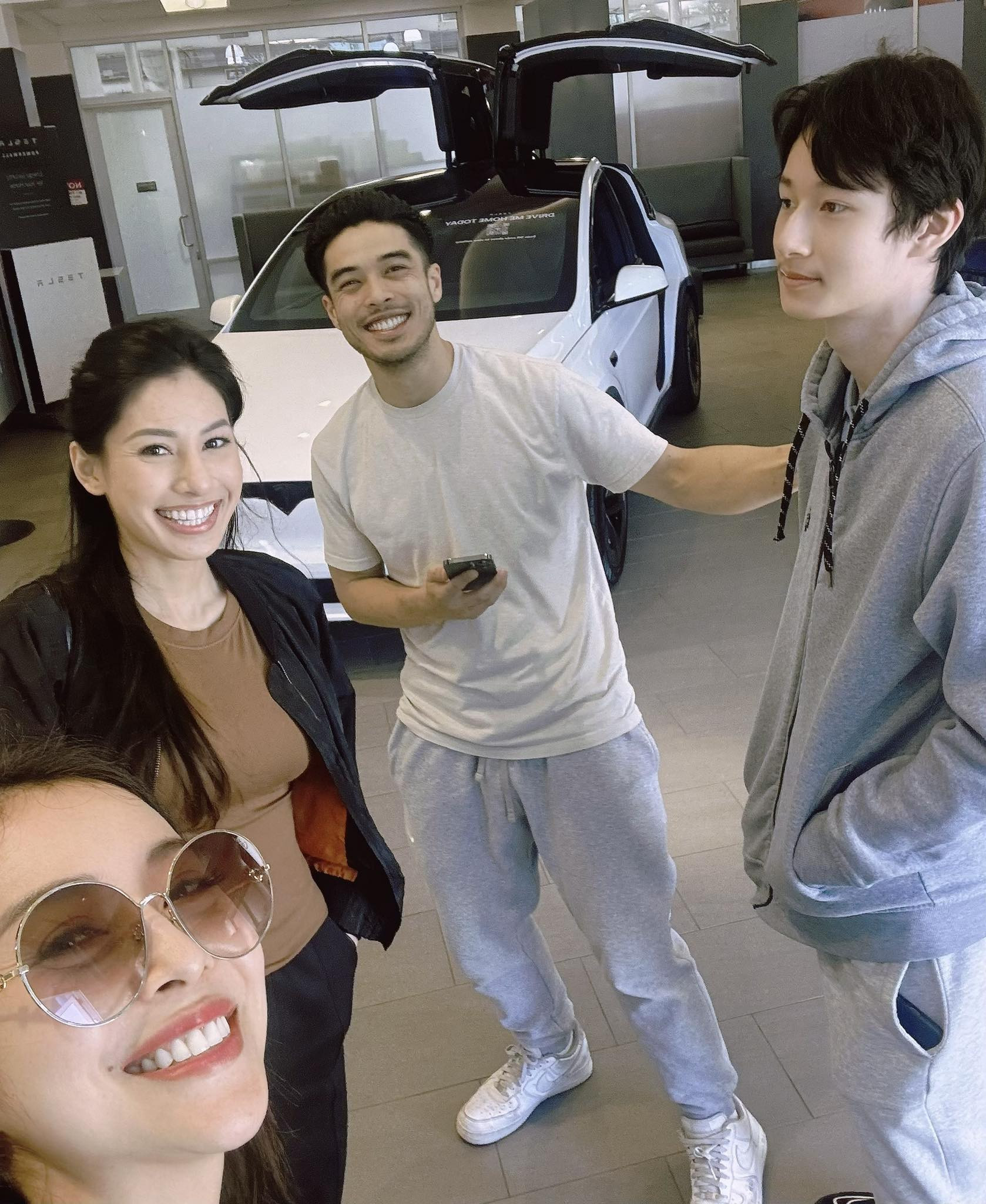 Con trai Jennifer Phạm được mẹ tặng ô tô để đi học - Ảnh 4.