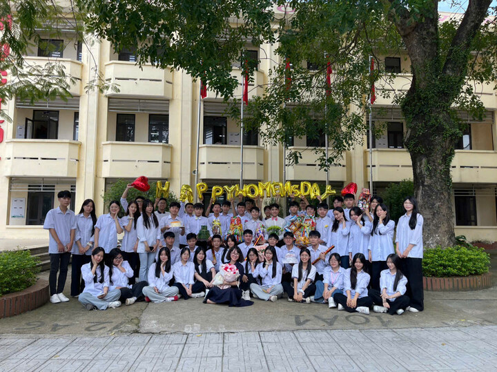 Tập thể lớp 12A4, Trường THPT Minh Khai (Hà Nội)