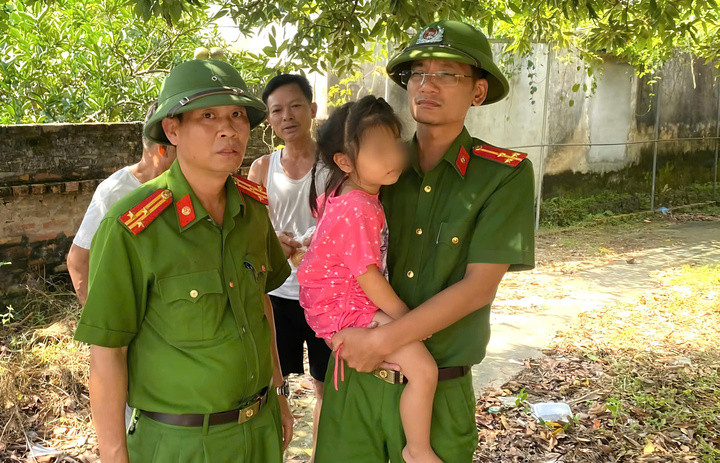 Cháu N.T.H được giải cứu thành công khi bị bố đẻ treo lên trần nhà. (Ảnh: Công an xã Nghĩa Phương).