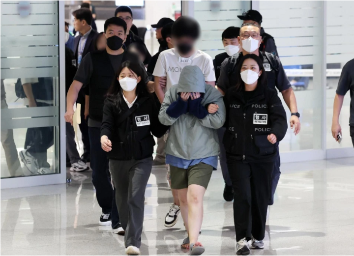 Những người Hàn Quốc bị giam giữ tại Campuchia vì nghi liên quan đến các vụ lừa đảo trực tuyến đã được áp giải về sân bay quốc tế Incheon hôm 18/10, dưới sự hộ tống của cảnh sát. Ảnh: Joint Press Corps