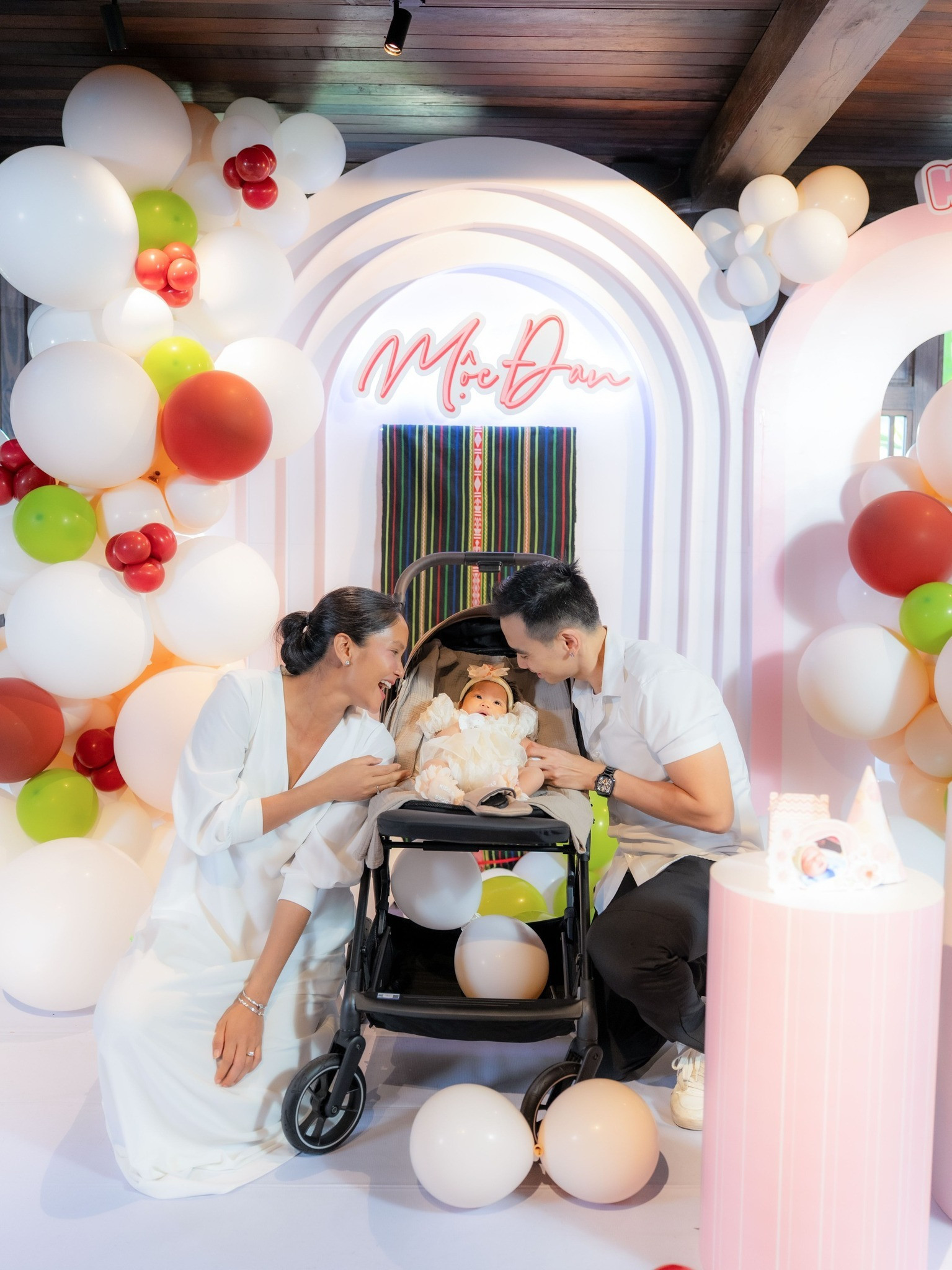 HHen Niê tiết lộ tên thật của ái nữ trong tiệc đầy tháng con gái theo họ mẹ