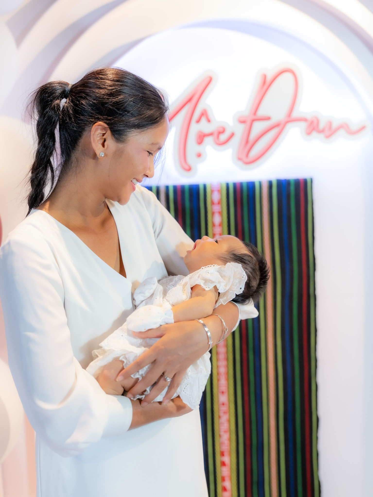 HHen Niê tiết lộ tên thật của ái nữ con gái theo họ mẹ