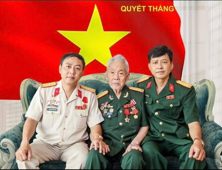 Loạt ảnh lần  công bố của Chi Pu bên bố mang hàm Đại tá gây sốt