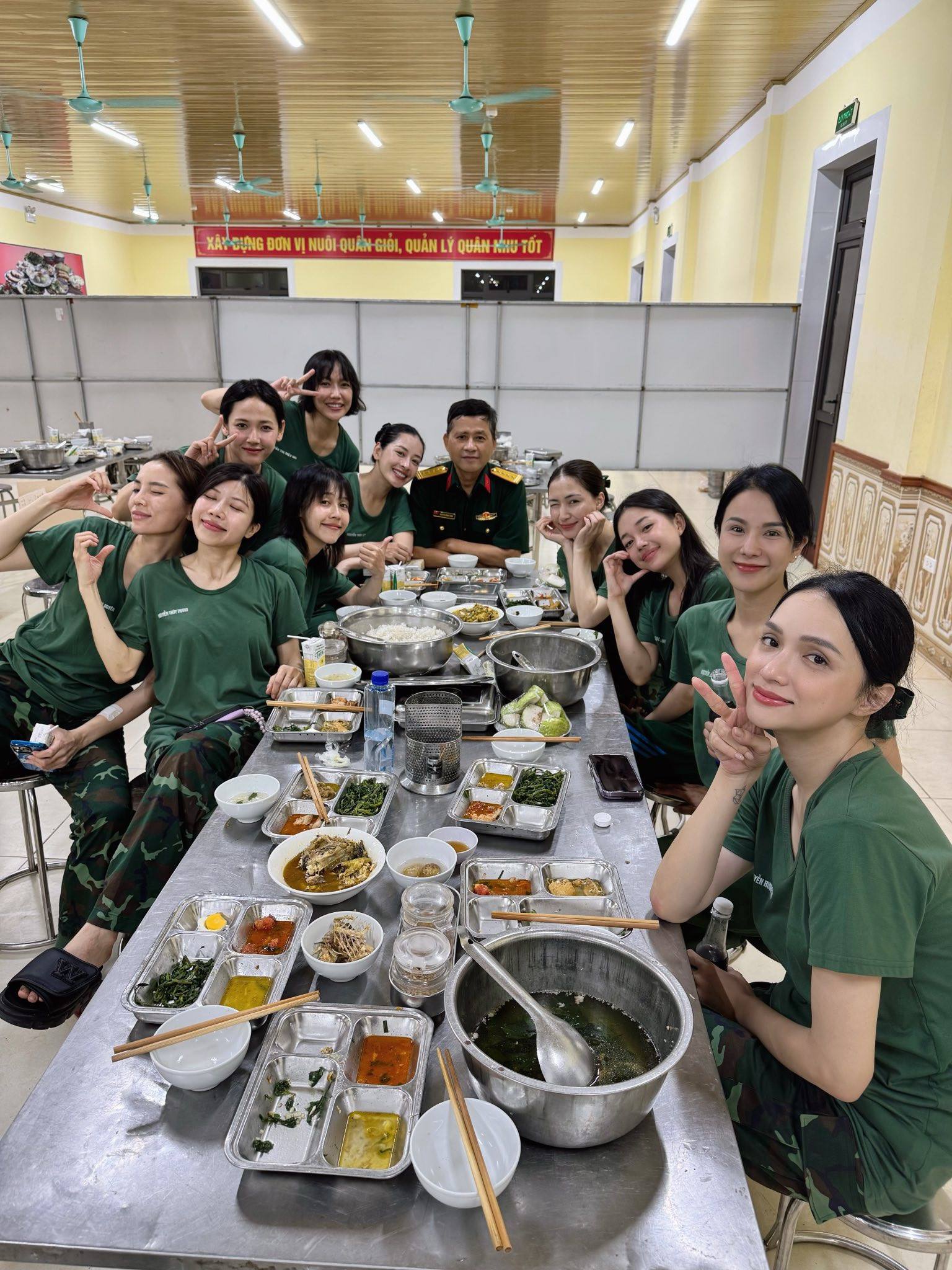 Loạt ảnh lần  công bố của Chi Pu bên bố mang hàm Đại tá gây sốt